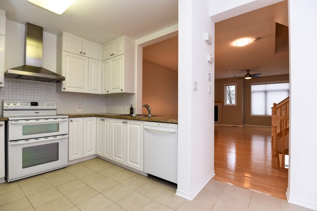 Photo du bâtiment - 3 story townhouse