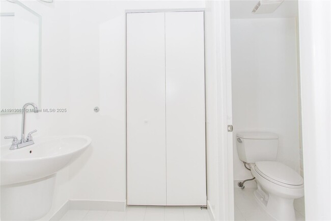 Foto del edificio - 690 SW 1st Ct