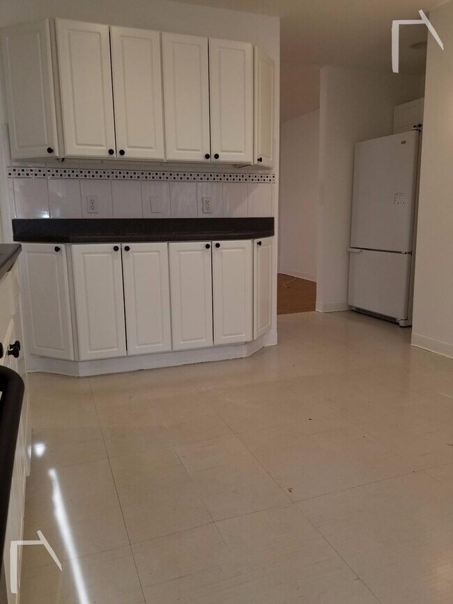 Foto del edificio - Spacious 1 Bed Coming Available