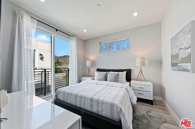 Building Photo - 15106 Roxford St