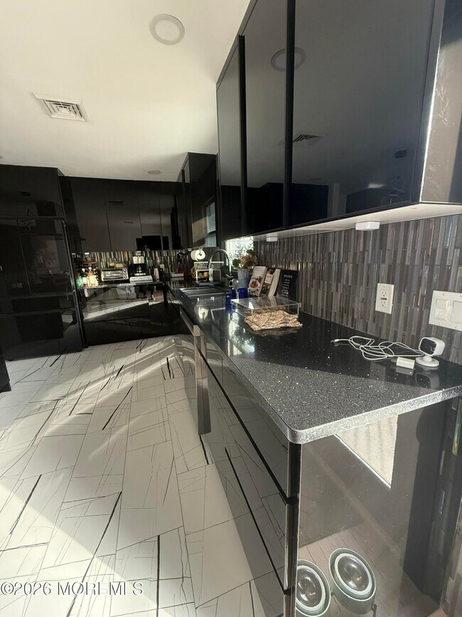 Foto del edificio - 608 Carol Ave