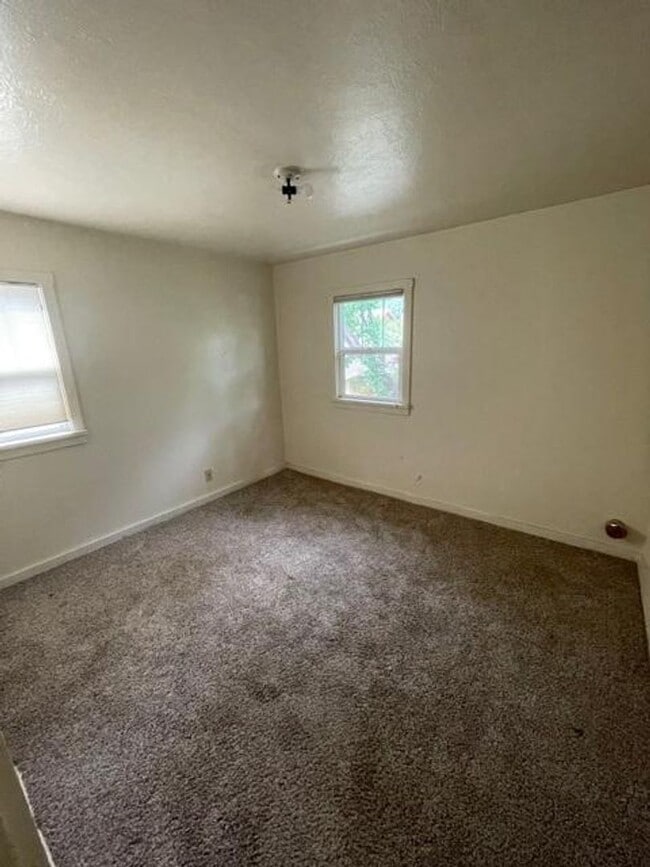 Building Photo - Three Bedrooms on West 2nd Ave