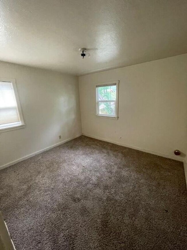 Foto del edificio - Three Bedrooms on West 2nd Ave