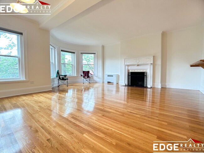 Building Photo - 43 Carlton St