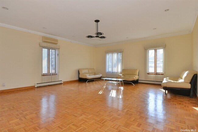 Foto del edificio - 75-32 167th St