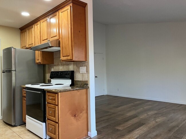 Building Photo - Bright 2 Bedroom Condo! **Remodeled End Un...