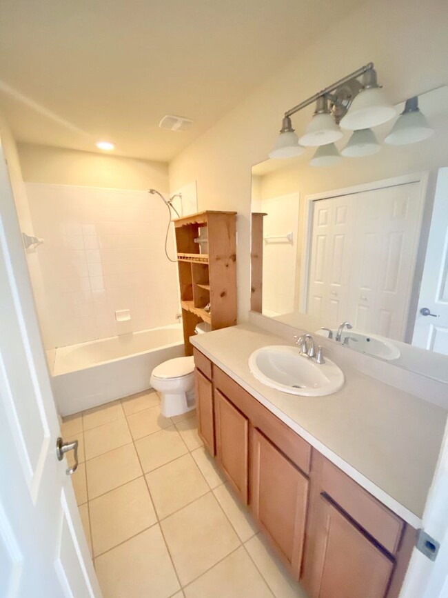 Building Photo - 2-Bedroom, 2.5-Bath in Beautiful Gated Com...