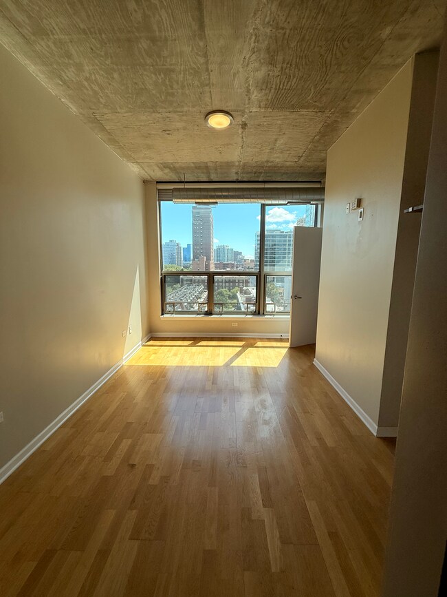 Building Photo - 125 E 13th St