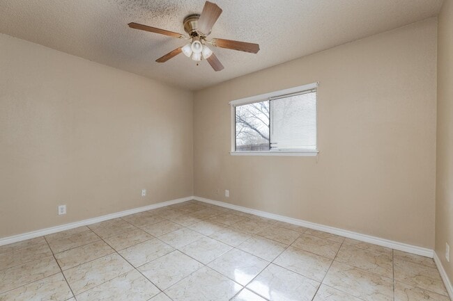 Foto del edificio - 9402 Valley Ridge