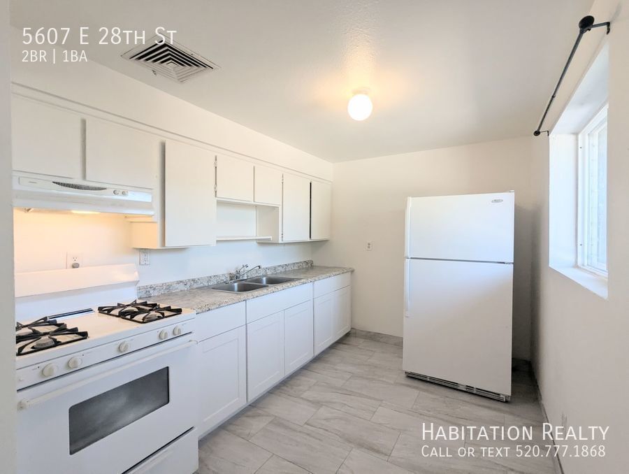Primary Photo - 2Bed/1Bath w/ large enclosed yard, near DM...