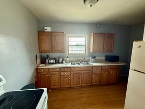 Building Photo - 515 W Strowbridge St