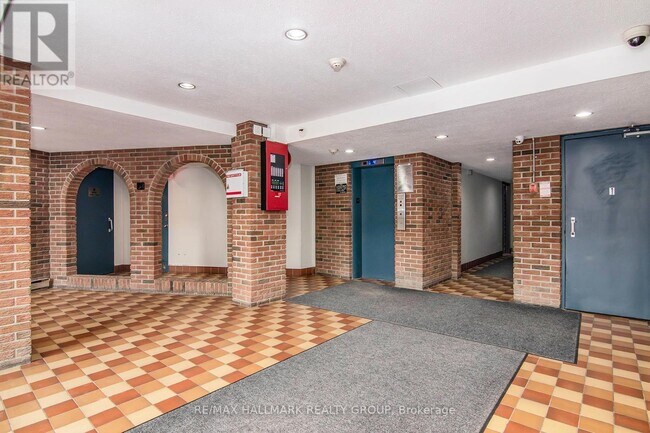 Building Photo - 2041 Arrowsmith Dr