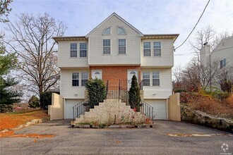 Building Photo - 3 A Putnam Ave