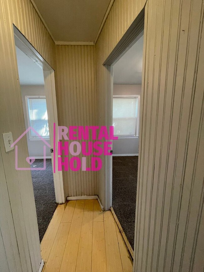 Building Photo - Stunning 3-Bedroom 1-Bath Bunglaow Located...