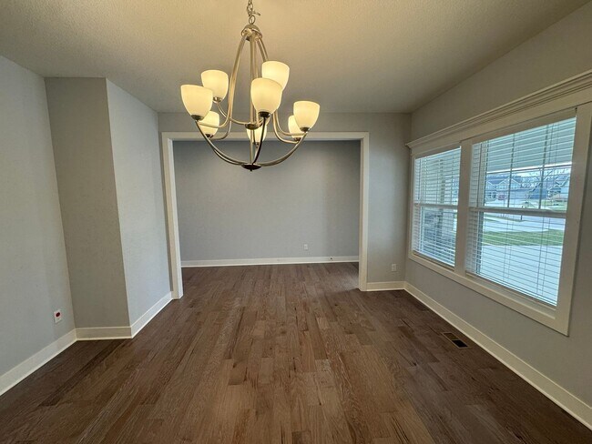 Building Photo - Luxury 5BR 4 BA Home w/ Pool and Clubhouse Access in GREAT location!