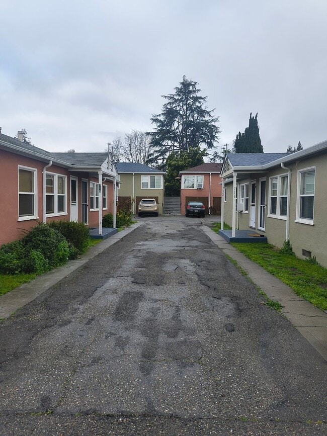 Building Photo - Newly Remodeled Spacious 1BD/1BTH Located In Hayward Near Mission Blvd!!!