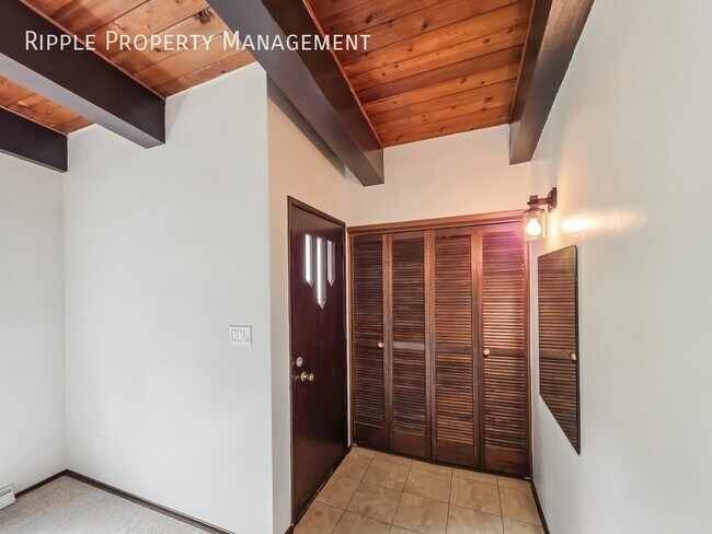 Photo du bâtiment - HOMELY BRIGHT 2 BEDS, 1.5 BATHS DUPLEX UPPER UNIT | SHARED FENCED BACKYARD