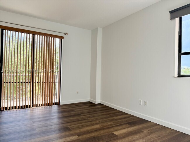 Foto del edificio - 8390 SW 72nd Ave