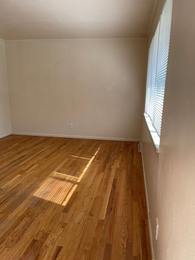 Building Photo - STUDENTS WELCOME! Large Home in Campus Wes...