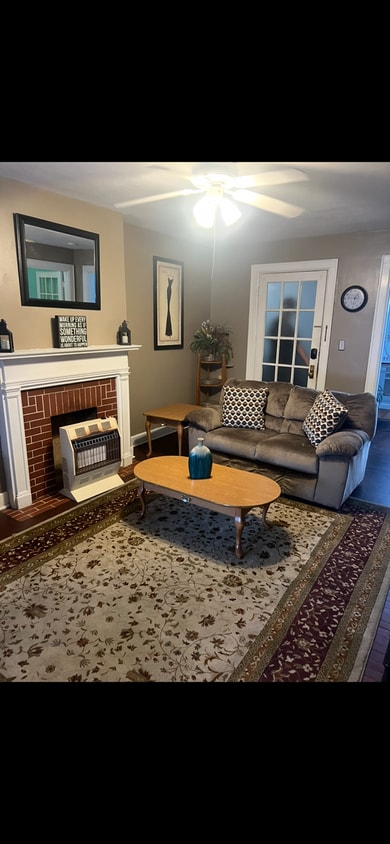 Primary Photo - 208 Sutton St