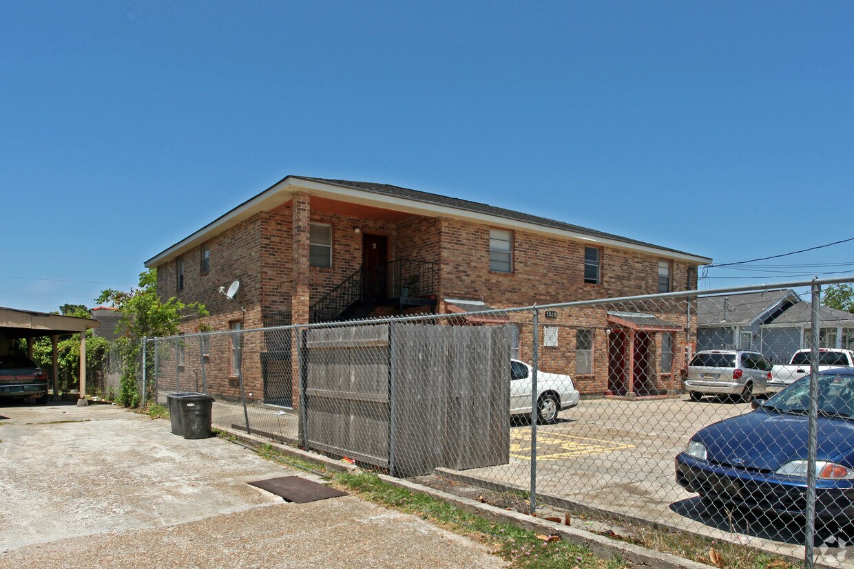 Primary Photo - 1318 S Meadow St