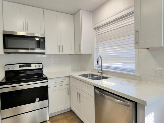 Foto del edificio - 606 Golfview Dr