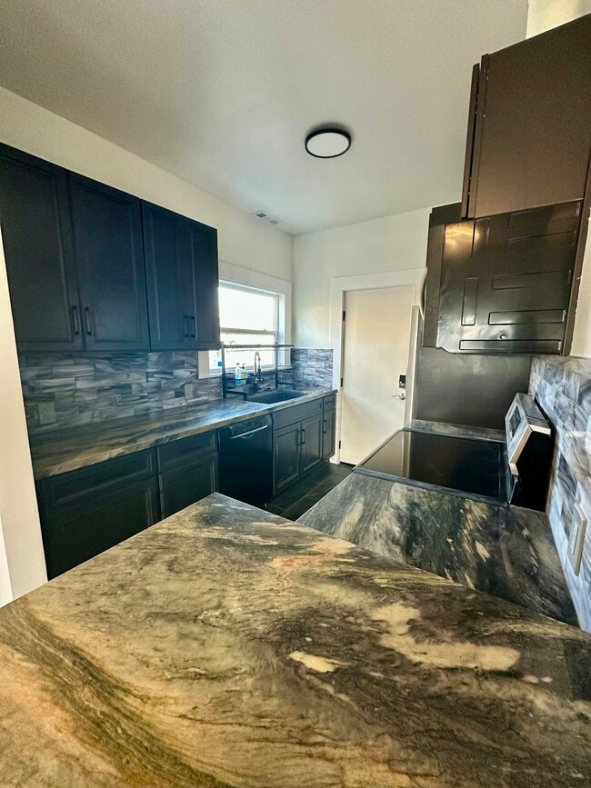 Building Photo - 444 40th St