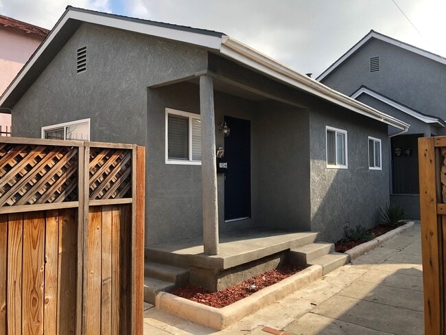 Building Photo - FREE RENT! 1 BED & 1 BATH UNIT AVAILABLE -...