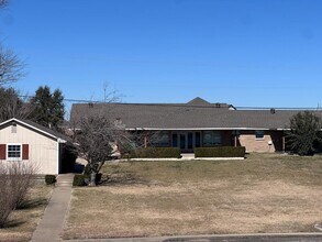 Building Photo - 119 Lakeshore Dr