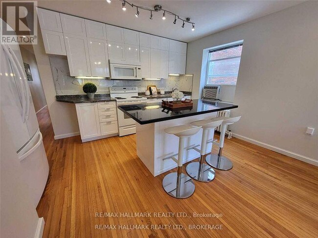 Photo du bâtiment - 8 Bonfield Ave