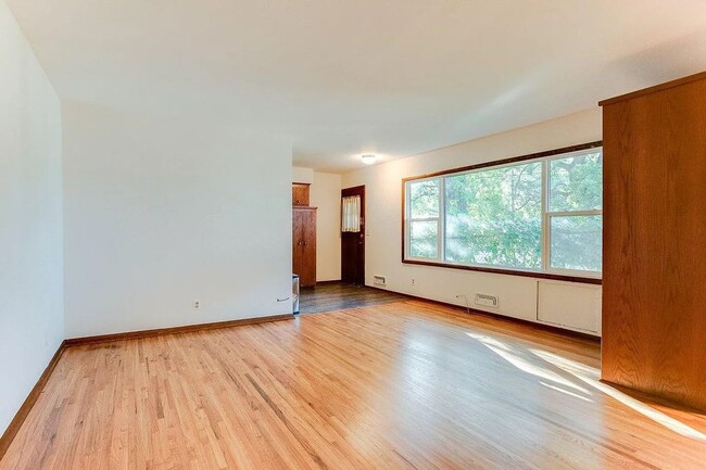 Building Photo - 842 25th Ave SE