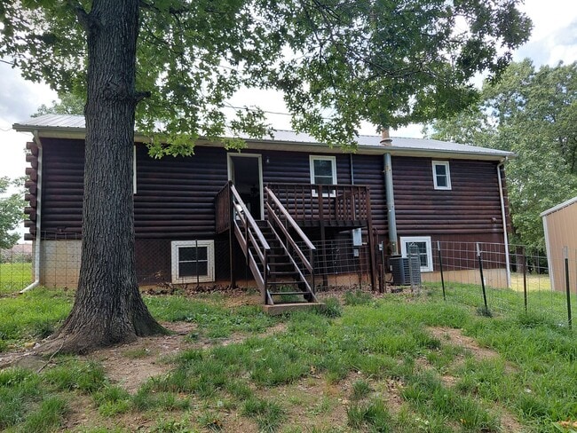 Building Photo - 15900 Top Dr