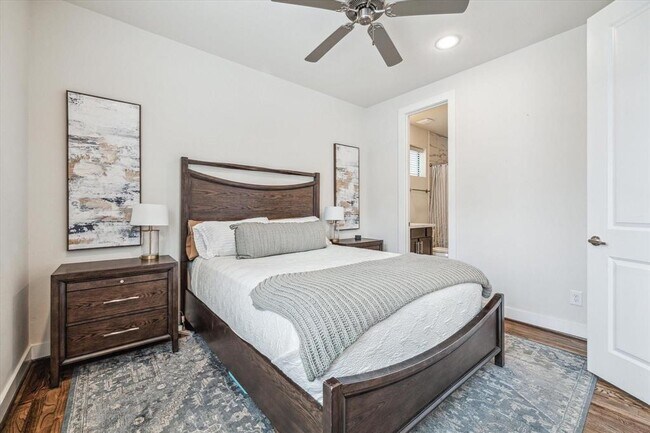 Building Photo - 1044 W 15th 1/2 St