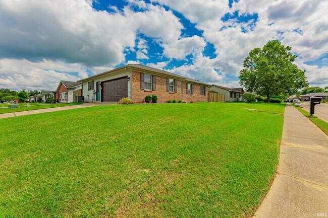 Building Photo - 4900 Yellowstone Dr