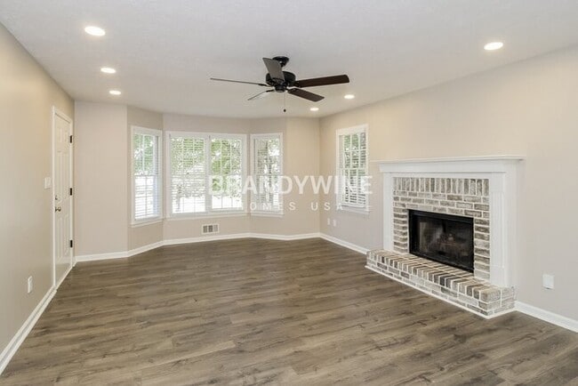 Foto del edificio - 12 Sherwood Forest Dr