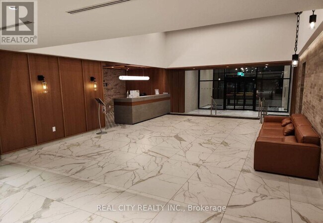 Photo du bâtiment - 2300 St Clair Ave W