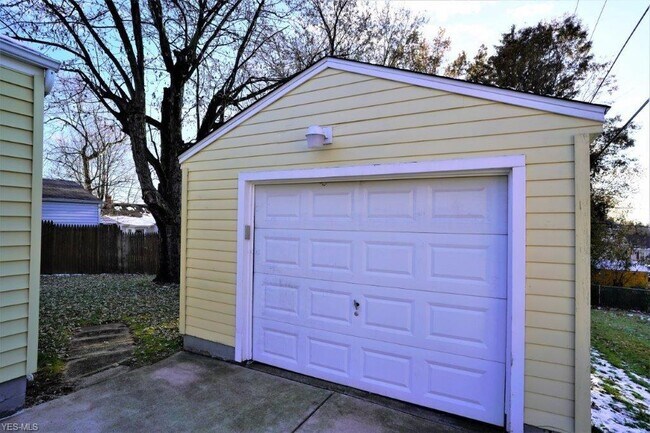 Building Photo - 1660 Thornapple Ave
