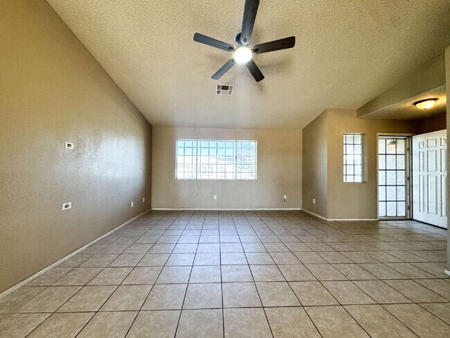 Foto del edificio - "Newly Renovated 4-Bedroom, 2 Bathroom Home in Yuma!"