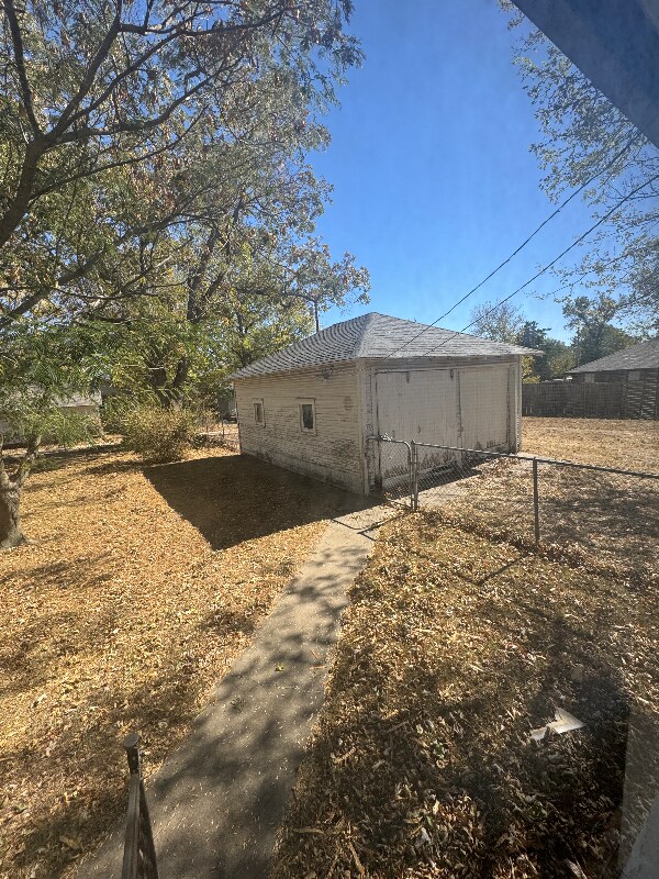 Building Photo - 2026 S Hooker St