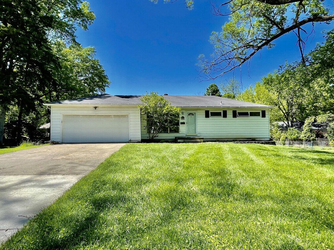 8016 Outlook Ln, Prairie Village, KS 66208 House Rental in Prairie