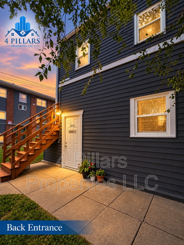 Building Photo - 1311 E Columbus Dr