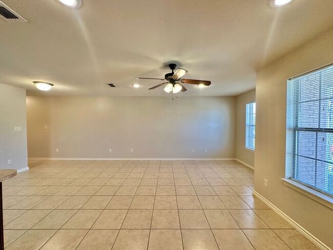 Building Photo - Available Now! 2 Bedroom 1 Bath Duplex in ...