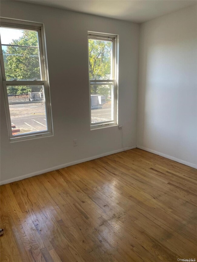 Foto del edificio - 62 Middle Neck Rd