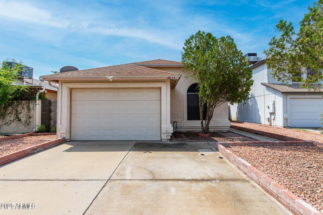 Primary Photo - 3013 E Bluefield Ave