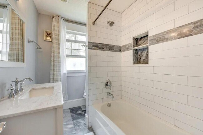 Foto del edificio - 105 W 11th St