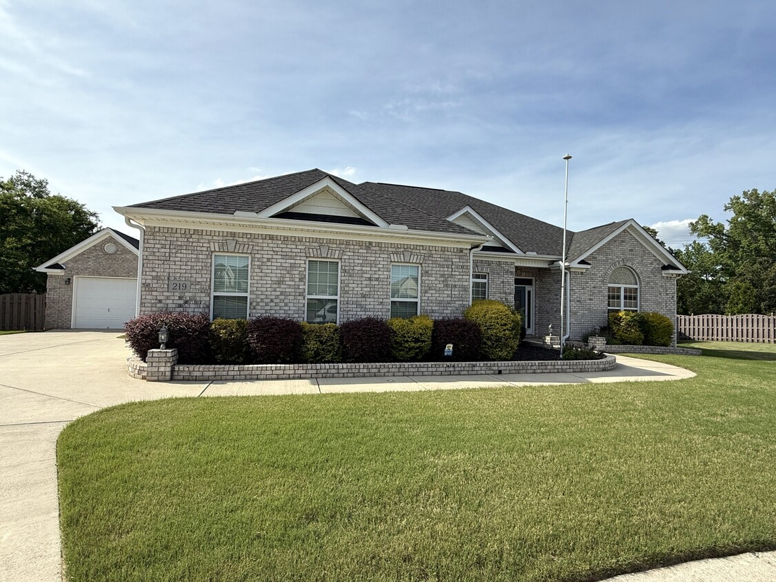 Foto principal - 219 Woodgrove Dr