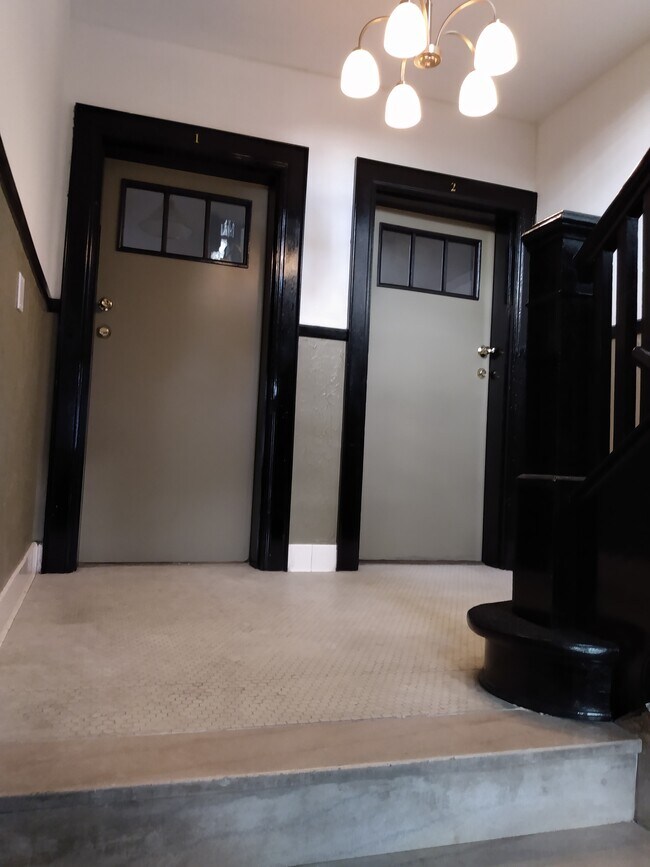 Aterrizaje - 1632 Virginia St E