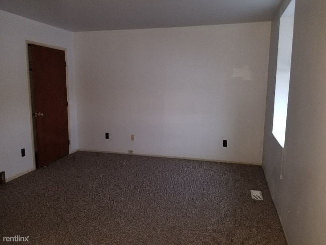 Building Photo - 2 br, 1 bath  - 31 W Front St