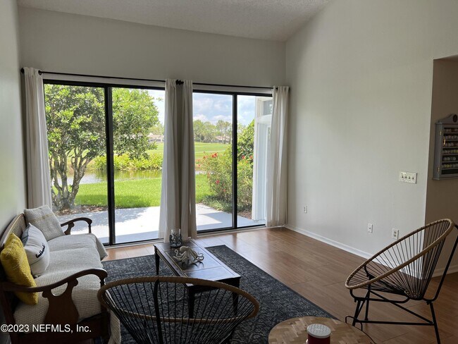 Foto del edificio - 7 Cove Rd