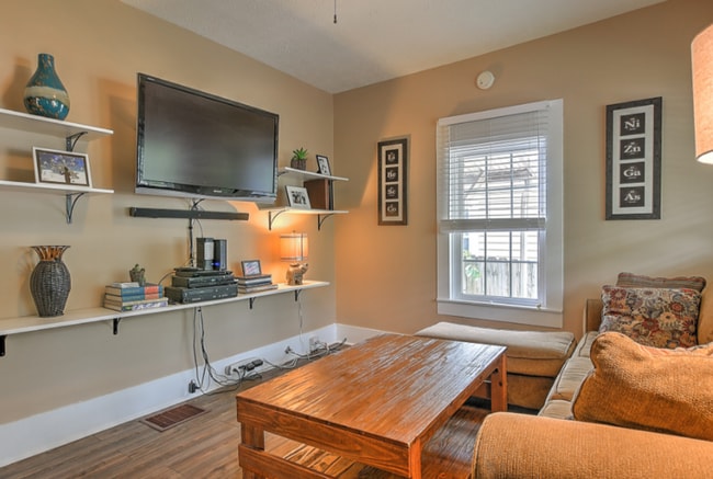 Building Photo - 4 bedroom 2 bath home! Tree Streets